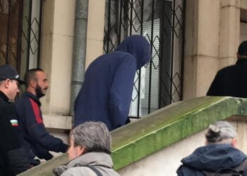 Доведоха в съда закопчани един за друг крадец и педофил, познайте кой кой е!