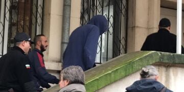 Доведоха в съда закопчани един за друг крадец и педофил, познайте кой кой е!