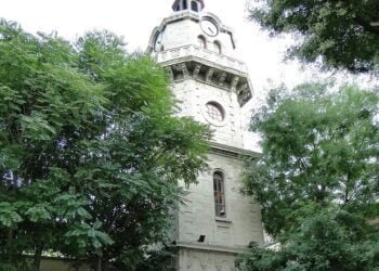 Правят профилактика на градския часовник във Варна