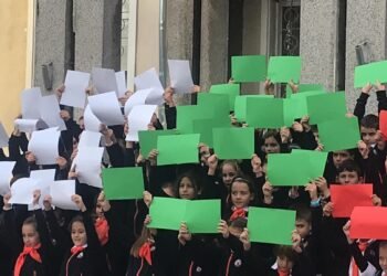 Малчугани от ОУ “П. Р. Славейков” отбелязаха по впечатляващ начин годишнина от рождението на своя патрон