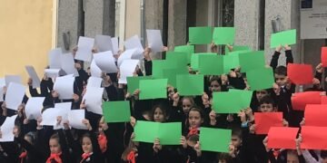 Малчугани от ОУ “П. Р. Славейков” отбелязаха по впечатляващ начин годишнина от рождението на своя патрон