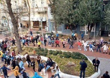 Ученици почетоха своя патрон с празнично хоро в центъра на Варна