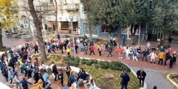 Ученици почетоха своя патрон с празнично хоро в центъра на Варна