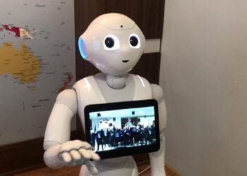 Представиха възможностите на хуманоидния сладур Profy, новата придобивка на ВУМ-Варна