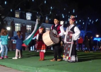 Пееща Коледна улица отвори вратата на празничното настроение във Варна