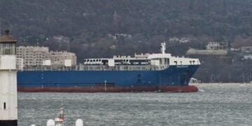 Новите електробуси на Варна пристигнаха по море