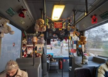 Автобус на градския транспорт във Варна се превърна в приказен кът за децата