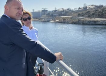Министрите на енергетиката и на индустрията посетиха терминала за втечнен газ Ревитуса