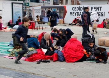 Един загинал и 72-ма ранени при земетресението с магнитуд 5,9 в Северозападна Турция