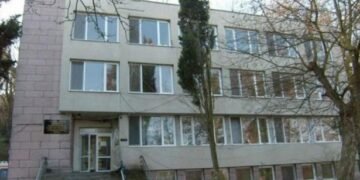 Работещите в Тубдиспансера излизат на проетст, блокират движението по пътя Белослав-Варна!