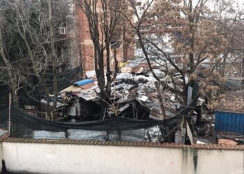 Варненка в потрес: В този катуно-коптор с бунище на покрива отглеждат деца! Ужас!