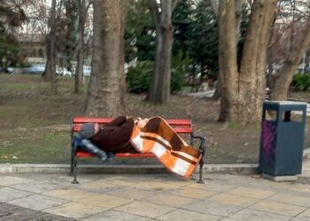Момиченце свали шалчето си и го остави на бездомник, спящ на пейка във Варна! Шефът на общинския приют обясни защо скитниците предпочитат улицата