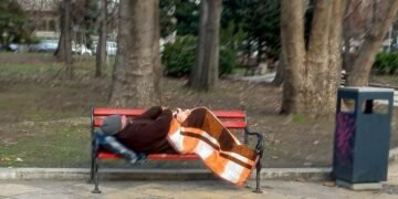 Момиченце свали шалчето си и го остави на бездомник, спящ на пейка във Варна! Шефът на общинския приют обясни защо скитниците предпочитат улицата