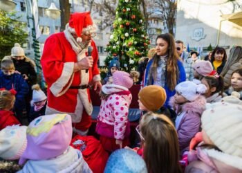 Дядо Коледа раздаде радост и подаръци в двора на Медицинския университет