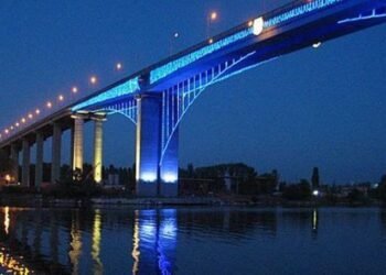 Нощен ремонт на асфалтовата настилка на Аспаруховия мост във Варна, автомобилите преминават в съседната свободна лента.