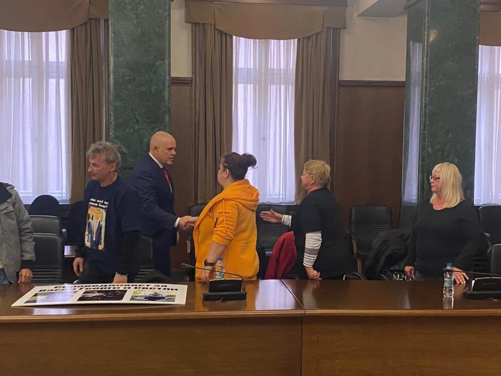 Главният прокурор Иван Гешев към близки на жертви на катастрофи: Трябва да се обединим в интерес на народа, защото сме му длъжници