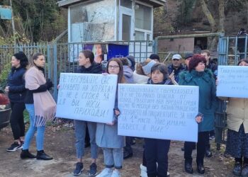 Десетки се събраха на протест в защита на Белодробната болница във Варна. Блокираха пътя Варна - Белослав