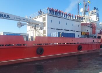 С аплодисменти и пожелания за попътен вятър, варненци изпратиха кораба “Св. Св. Кирил и Методий” към Антарктида (ВИДЕО)