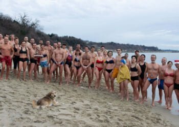 Канят варненци на здравословно къпане в морето на 1 януари