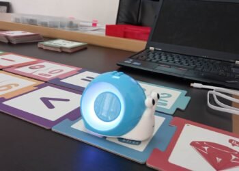 Най-умният охлюв във Варна учи малчугани да програмират без телефони и компютри!