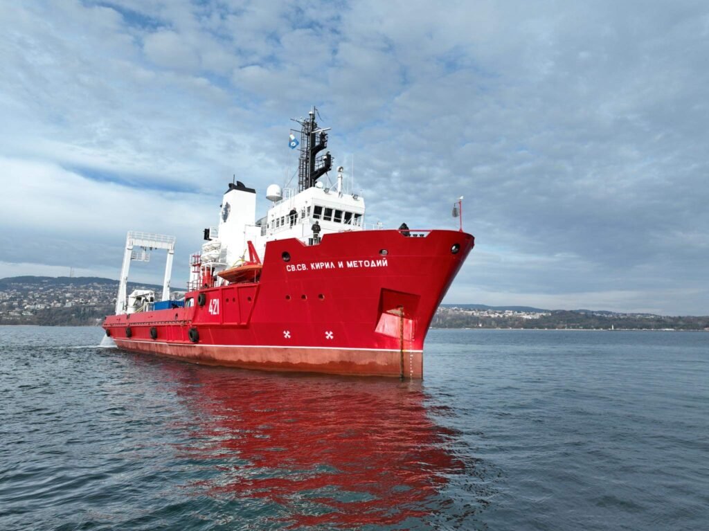 Корабът „Св. св. Кирил и Методий“ плава северно от Тунис и Алжир