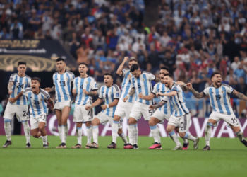 АРЖЕНТИНА ШАМПИОН! Меси вдига световната купа след невиждана драма в Катар