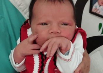 Коледното бебе на Варна се изписа в традиционна българска носия