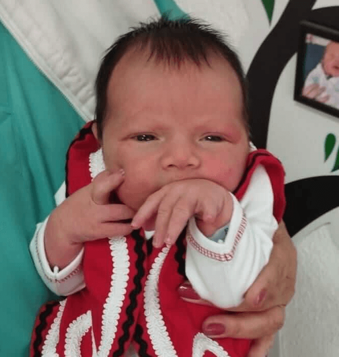 Коледното бебе на Варна се изписа в традиционна българска носия