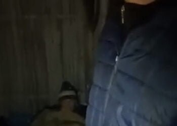 Тъжната история на Стоян и майка му Иванка, която е инвалид, за живота им под тераса във Варна