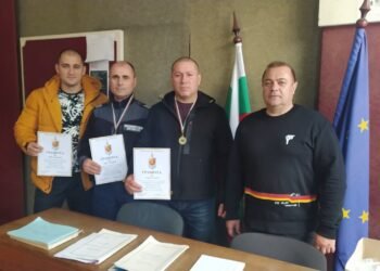 Полицаи от Бургас събраха и дариха 1480 лв. на свой колега от Пазарджик