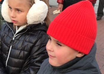 Пълни с вяра в чудесата са писмата, които събра „Вълшебната кутия” по време на Пеещата коледна улица във Варна