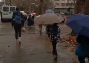 Абсурд във варненско училище! Заради магарешки инат на един родител, десетки деца мръзнат и газят кал в преход от класната стая до занималня извън школото!