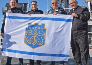 Кметът връчи знамето на Варна на експедицията за Антарктида