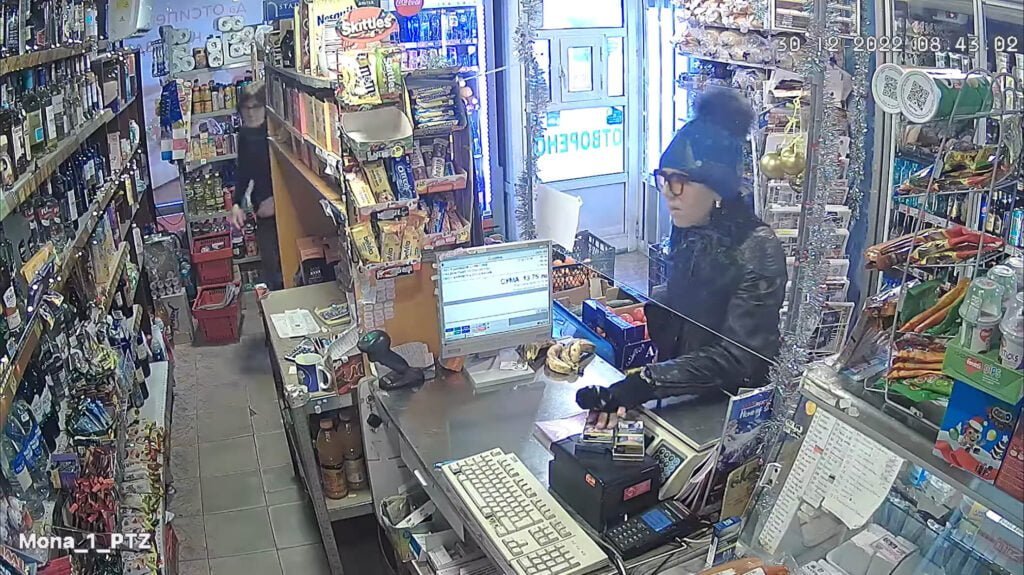 Камери заснеха варненка да краде от хранителен магазин (ВИДЕО)