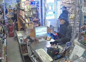 Камери заснеха варненка да краде от хранителен магазин (ВИДЕО)