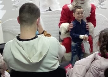 Принц Снежко и приятели зарадваха децата в Клиниката „Педиатрия и детска хирургия“ в МБАЛ „Св. Анна“