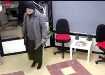 Мъж с пола и високи токчета обра фризьорски салон във Варна