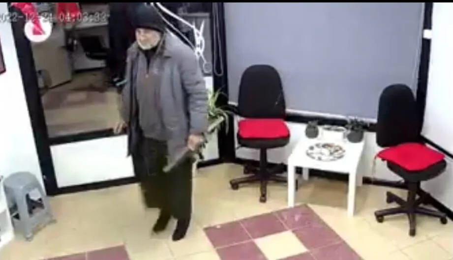 Мъж с пола и високи токчета обра фризьорски салон във Варна