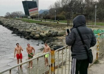 Ентусиасти от Варна си взеха декемврийска морска баня