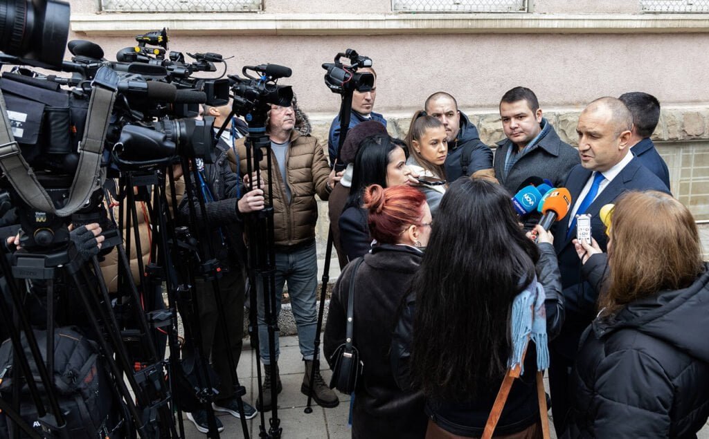 Румен Радев: Всяка институция в своите действия и всяка партия в своето говорене трябва стриктно да се придържат към закона