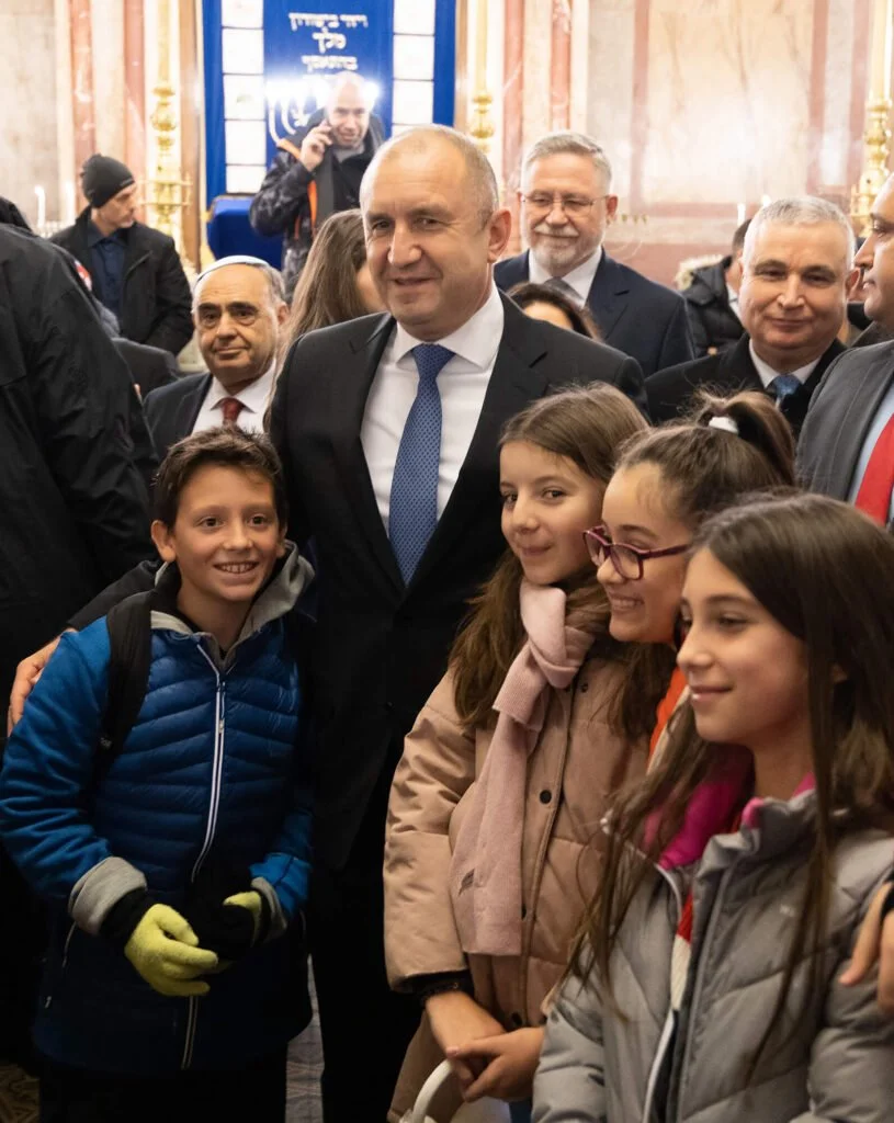 Радев: В оставащите дни до края на изпълнената с драматизъм 2022 г. във всеки храм в България, заедно ще отправим обща молитва за мир и разбирателство