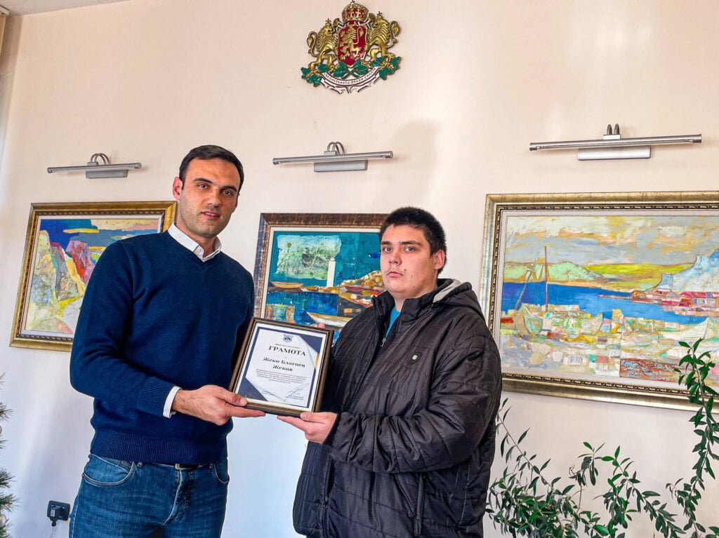 Ученик от Бяла намери голяма сума с пари и ги върна на собственика им! Наградиха го с грамота!