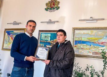 Ученик от Бяла намери голяма сума с пари и ги върна на собственика им! Наградиха го с грамота!