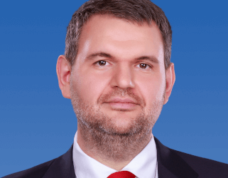 Пеевски напуска Конституционната комисия