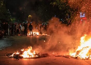 Продължават безредиците в Гърция заради прострелян от полицай ромски тийнейджър