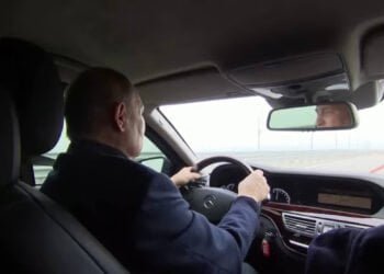 Путин премина с „Мерцедес” по Кримския мост