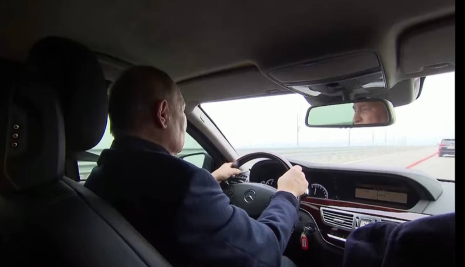 Путин премина с „Мерцедес” по Кримския мост