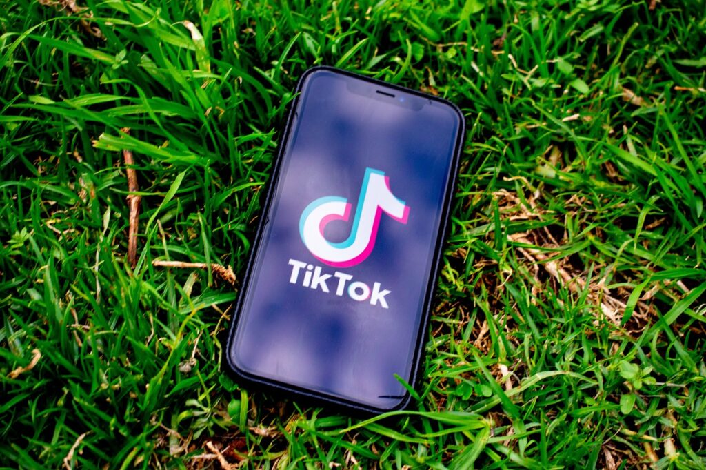 ЕК изпрати искане за информация до „Мета“ и „ТикТок“ по Законодателния акт за цифровите услуги