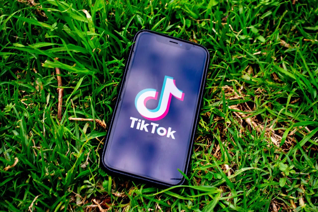 ЕК изпрати искане за информация до „Мета“ и „ТикТок“ по Законодателния акт за цифровите услуги