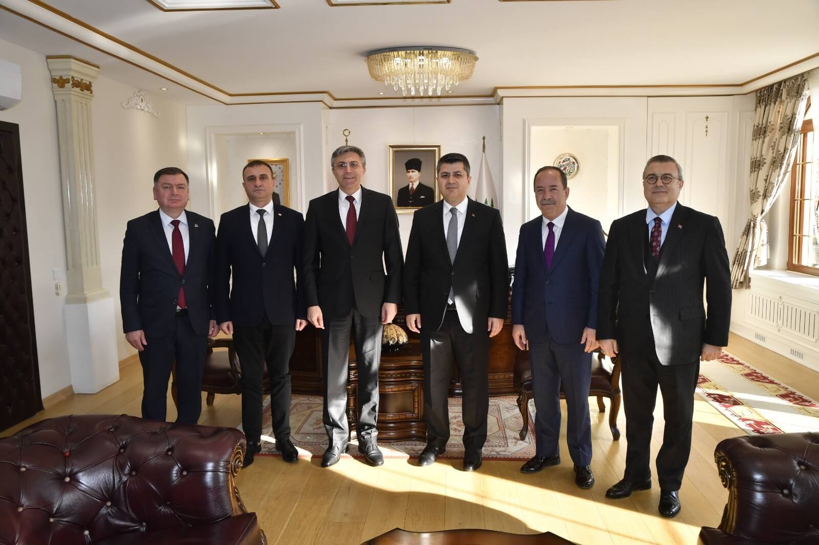 Мустафа Карадайъ на срещи в централите на четирите основни партии в Турция